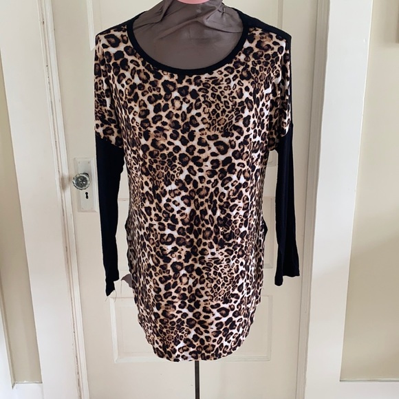 Happening in the present Leopard Print Top‎ small - Picture 1 of 5